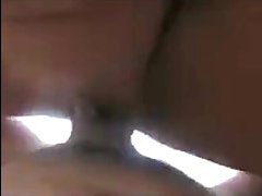 Видео девушка показывает половые губы
