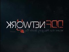 Стриптизер с большой членом дрочит