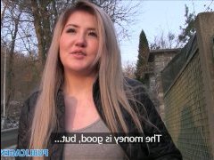 Блондинка стоит раком и трахает себя