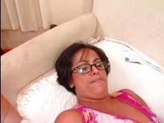 Очень большой член трахает задницу